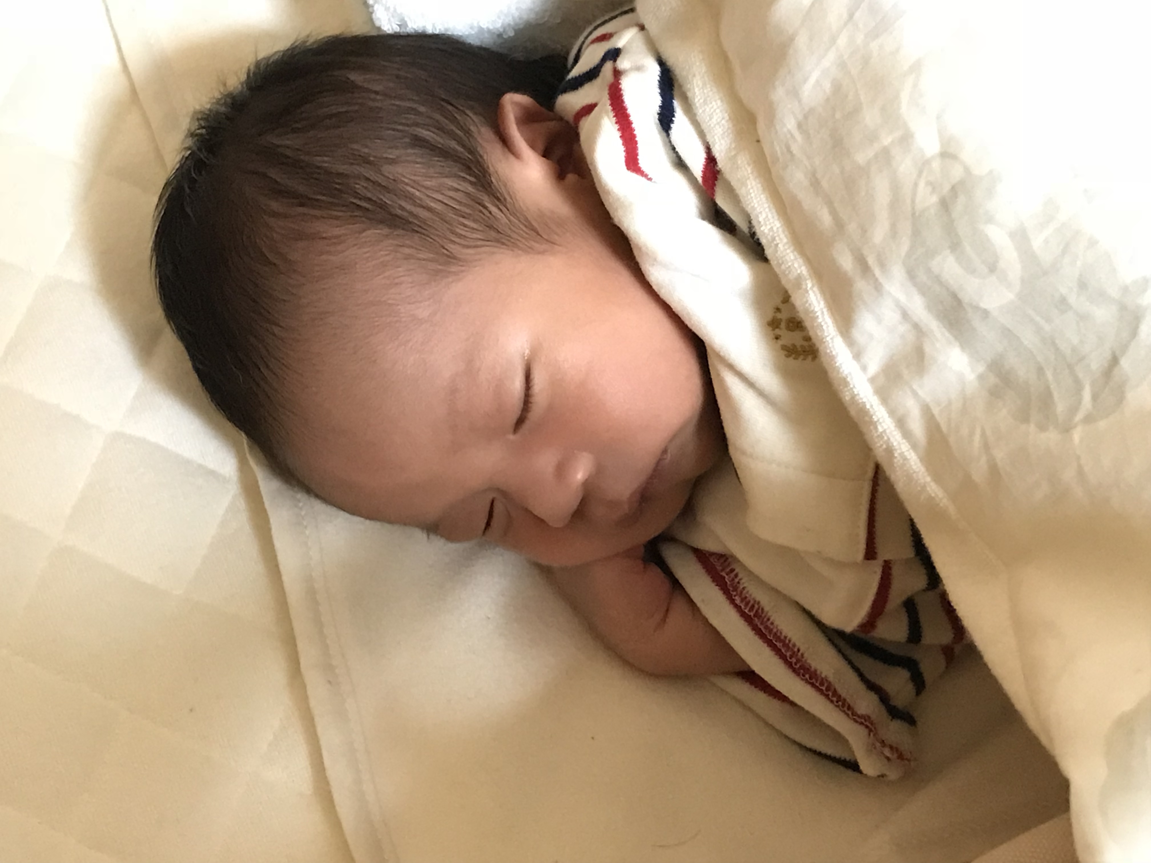 赤ちゃんの横向き寝 のメリット タオルを使った寝かせ方を紹介 正しい向きは 危険は無いの ママぽちっ 赤ちゃんの横向き寝 のメリット タオルを使った寝かせ方を紹介 正しい向きは 危険は無いの ママぽちっ