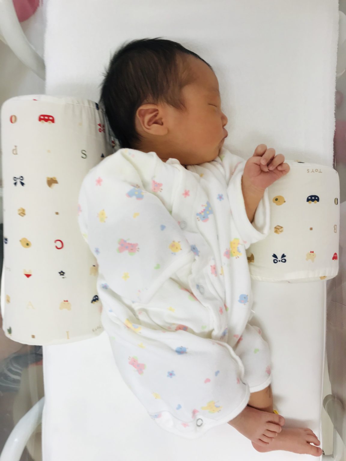 「赤ちゃんの横向き寝」のメリット&タオルを使った寝かせ方を紹介！正しい向きは？危険は無いの？ ママぽちっ！