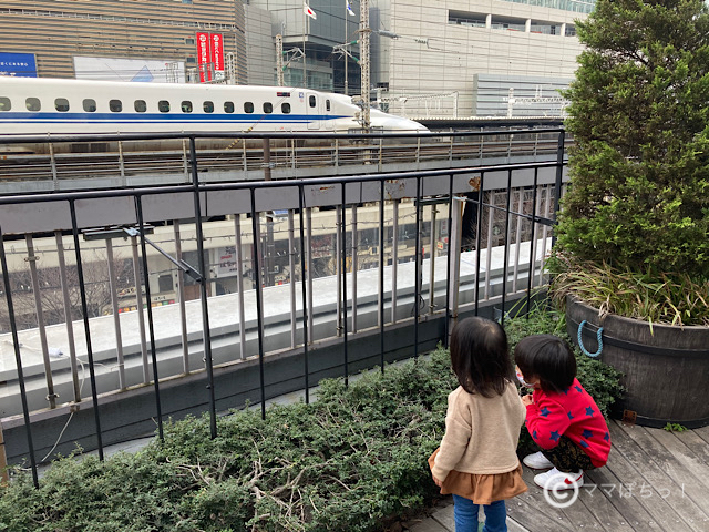 交通会館の屋上庭園「有楽町コリーヌ」から見える新幹線の写真です。