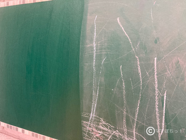 セリアの黒板シートの落書き(チョーク)を、水拭きで消した写真です。