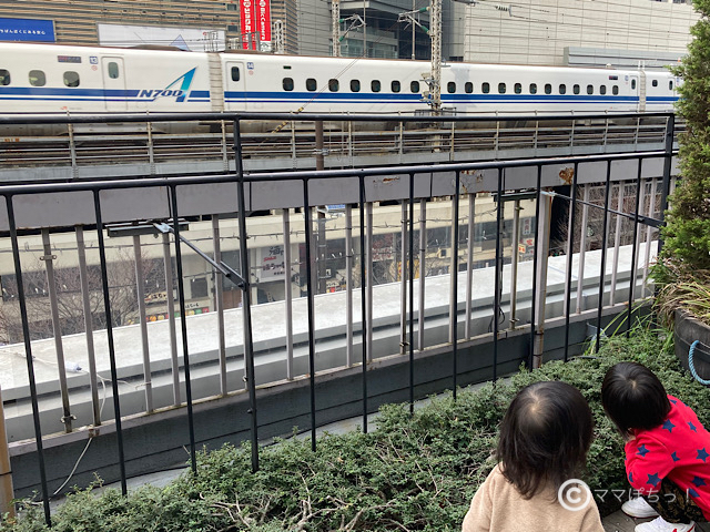 交通会館の屋上庭園「有楽町コリーヌ」から見える新幹線の写真です。