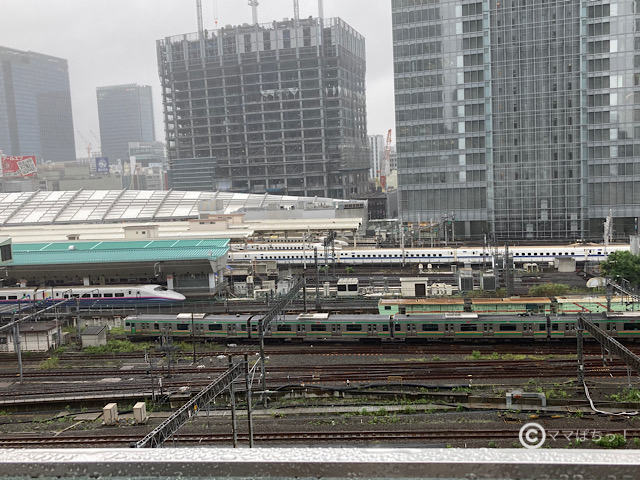 新幹線や電車が見えるスポット・KITTE屋上庭園からの展望の写真です。