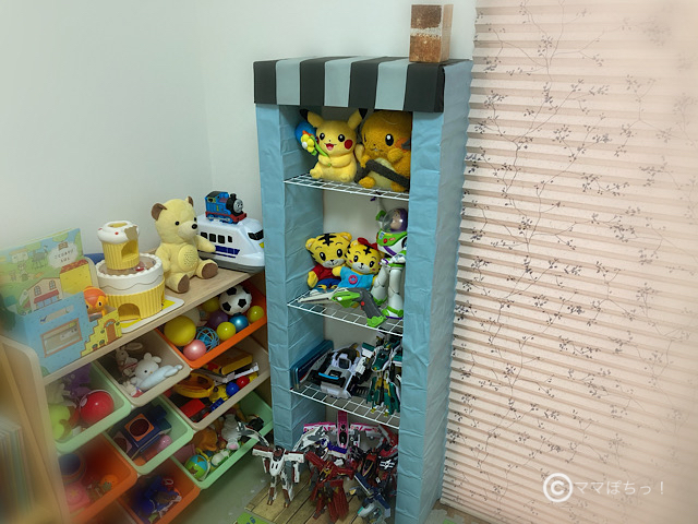 牛乳パックで手作りDIYした「子供のおもちゃ収納棚」の写真です。